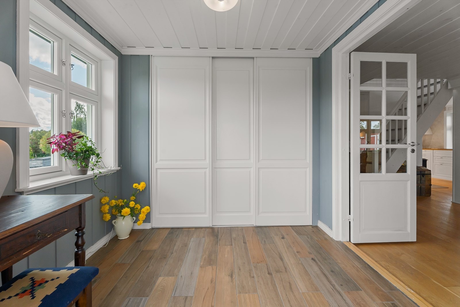 Entréen har flislagt gulv og profilerte dører med glassfelt inn mot stuen. Galleribilde