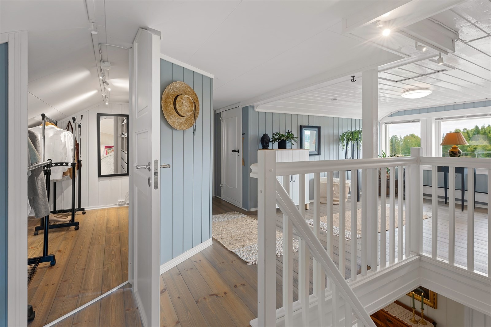 Tretrapp opp til en lys og innbydende loftsetasje. Galleribilde