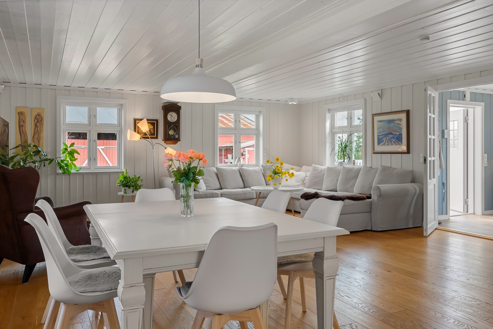 Den åpne løsningen mellom stue og kjøkken gir rom for både spisebord og sofagruppe. Galleribilde