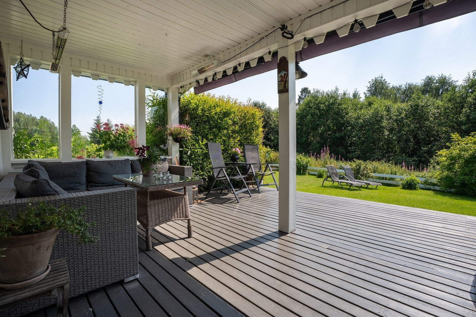 Fra kjøkkenet kommer du til en stor, sørvendt terrasse på 30 m². Galleribilde