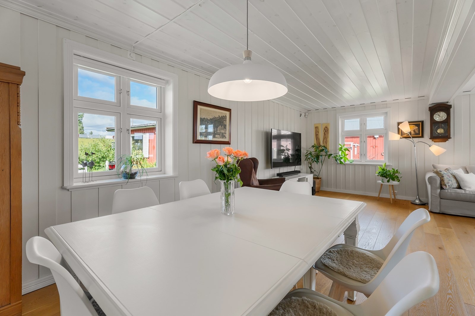 Spisestuen er et naturlig samlingspunkt mellom kjøkken og stue. Galleribilde