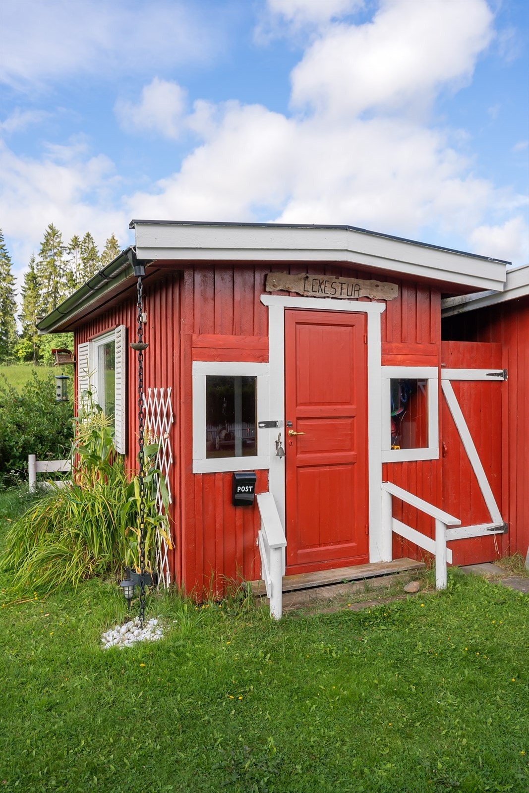Eiendommen har også et uthus og en lekestue. Galleribilde