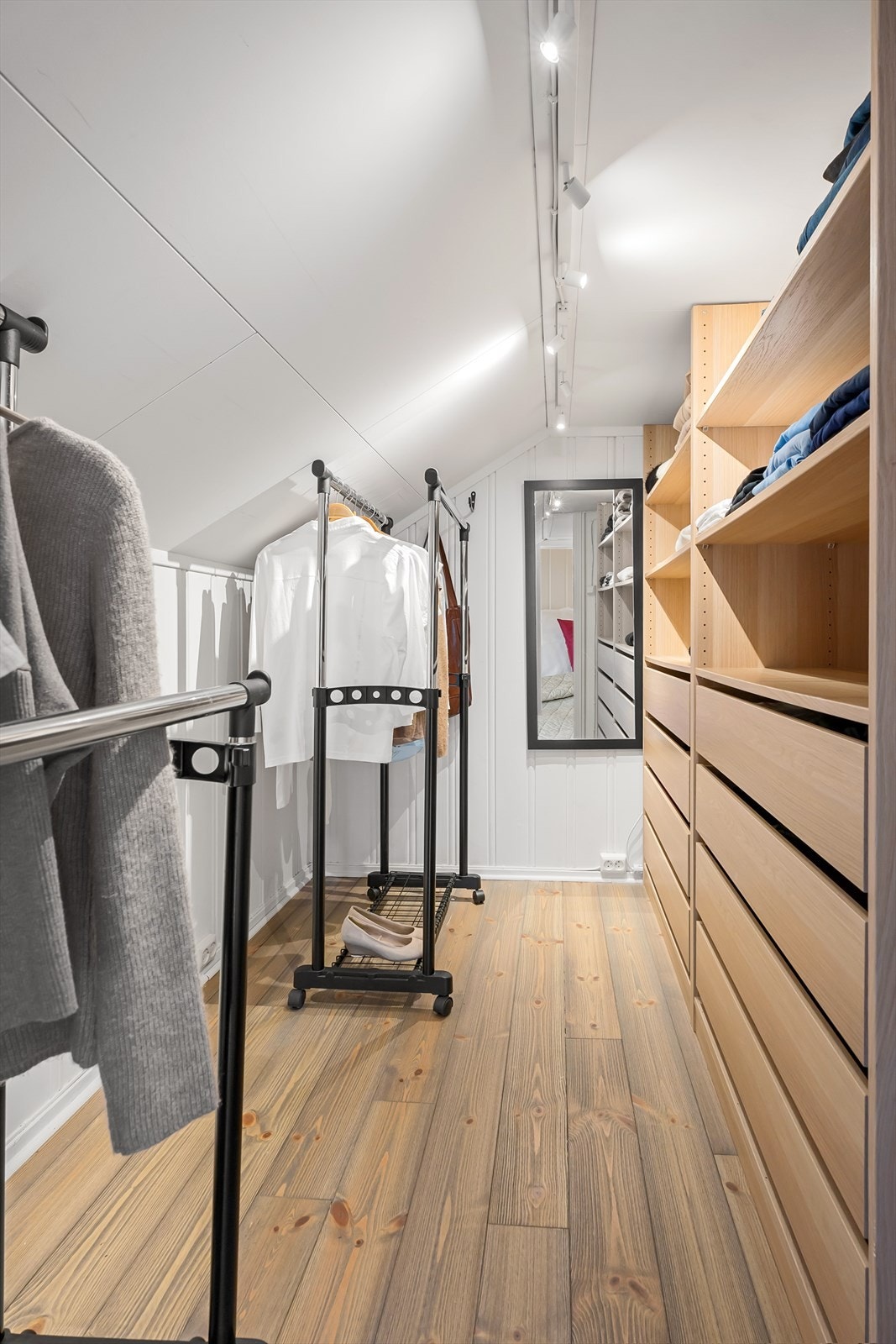 Praktisk rom innredet for garderobe og oppbevaring i loftsetasjen. Galleribilde