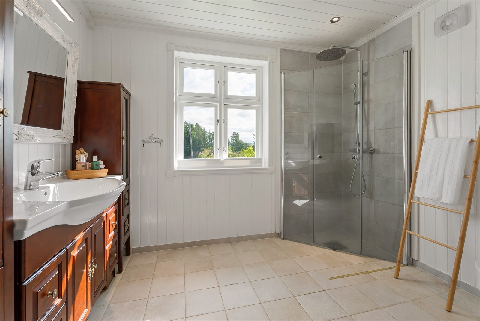 Badet ble etablert i 2014 og har flislagt gulv med gulvvarme. Galleribilde