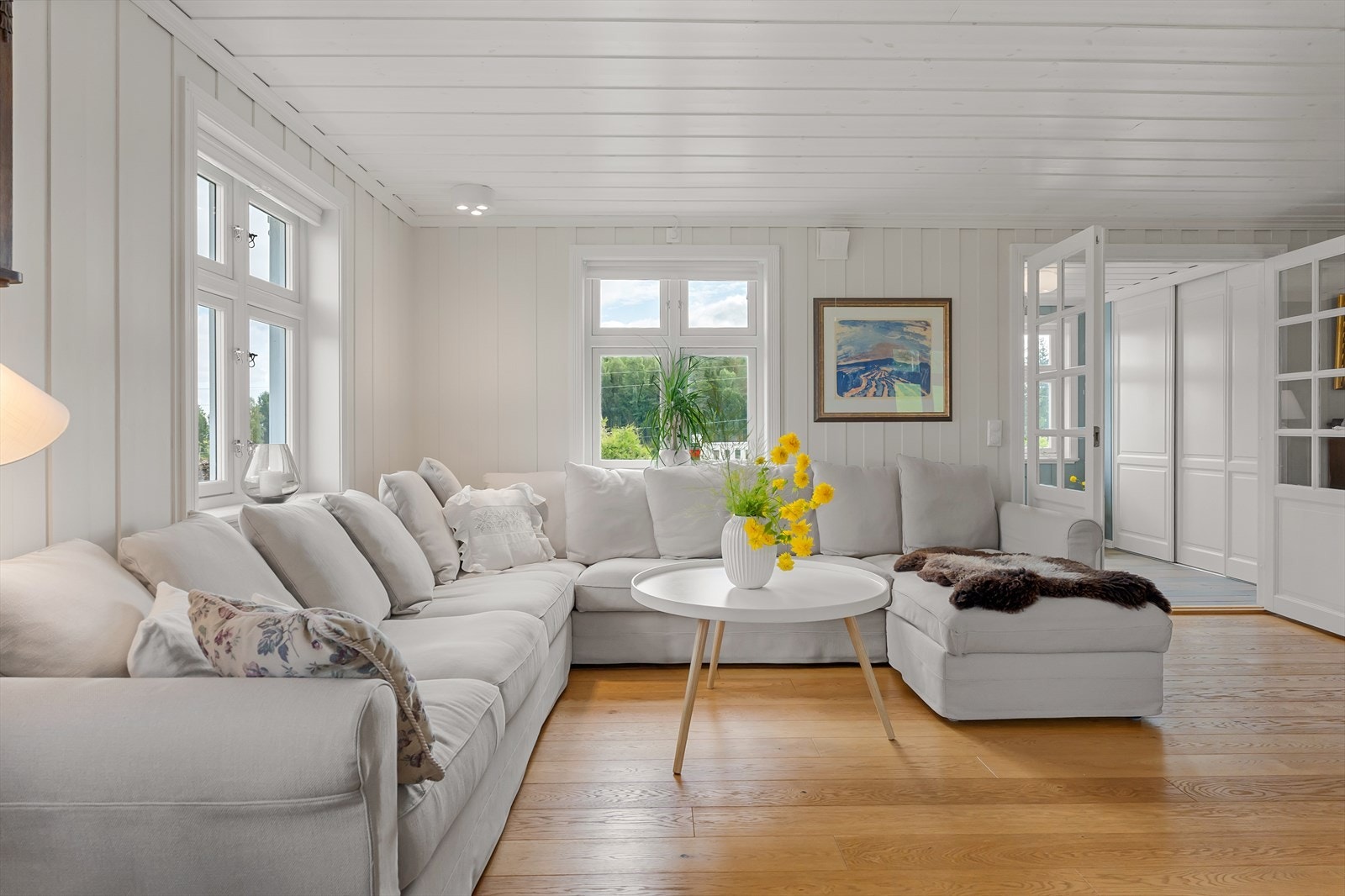 Romslig stue med plass til en stor sofagruppe. Galleribilde