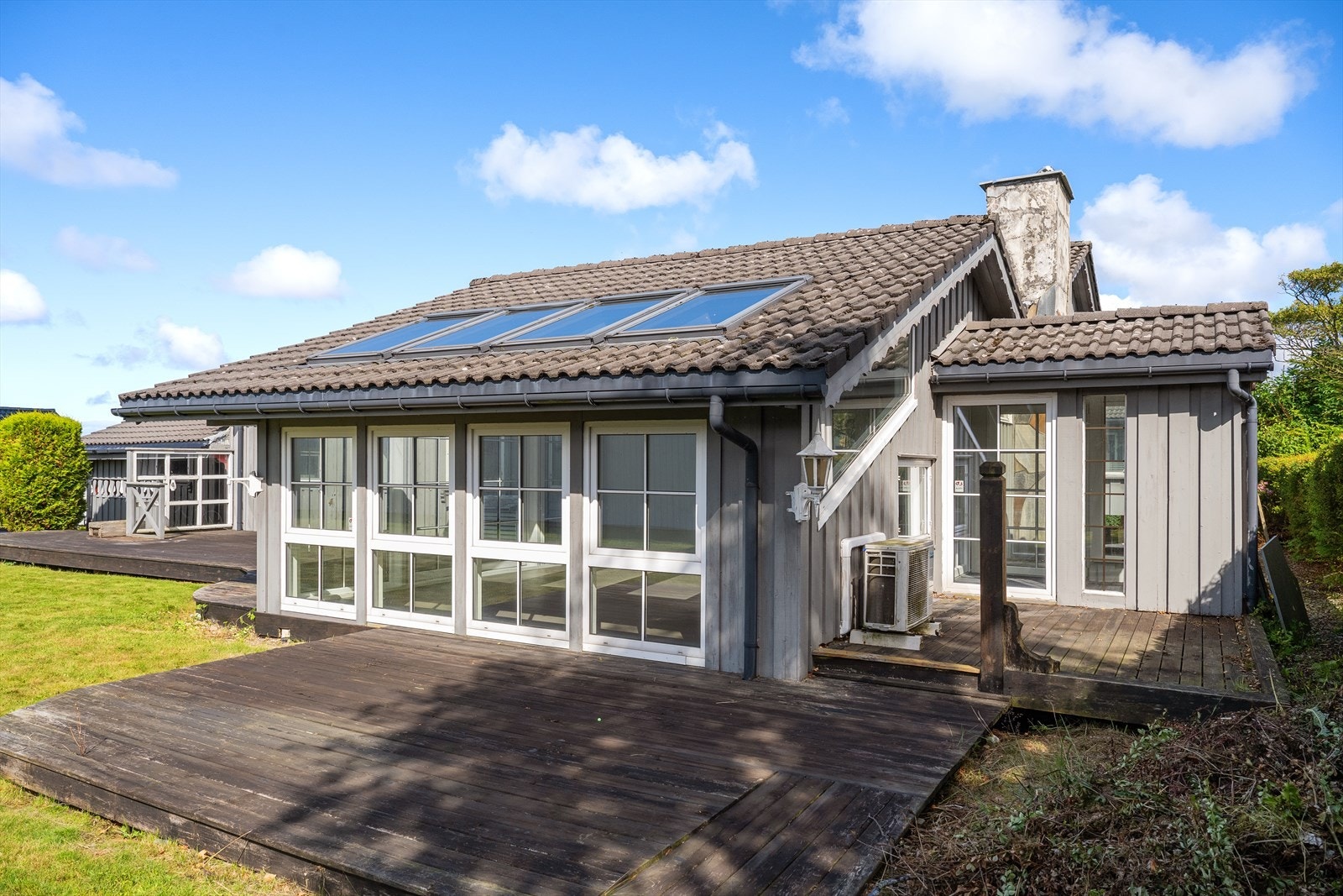 Stor terrasse på ca. 57 m² gir rikelig med plass til flere utesoner og hyggelige sommerdager. Galleribilde