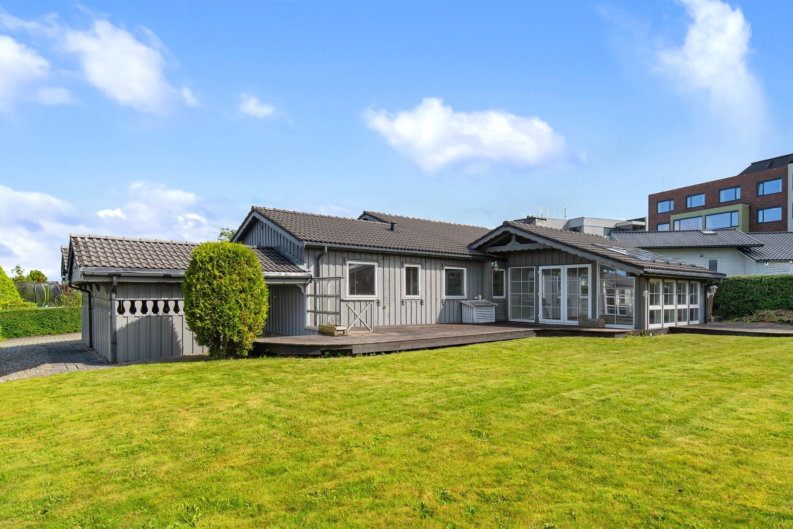 Eiendommen ligger på en festet tomt på ca. 843 m², med en romslig og pent opparbeidet hage som gir gode muligheter for lek og hyggelige uteområder. Galleribilde