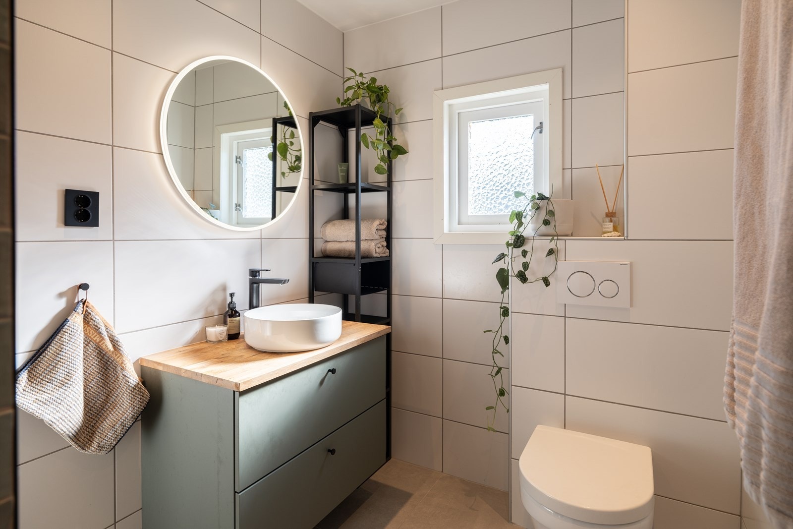Pent og flislagt bad på hele 4m², med behagelig gulvvarme som varmekilde. Badet ble renovert i 2022. Galleribilde