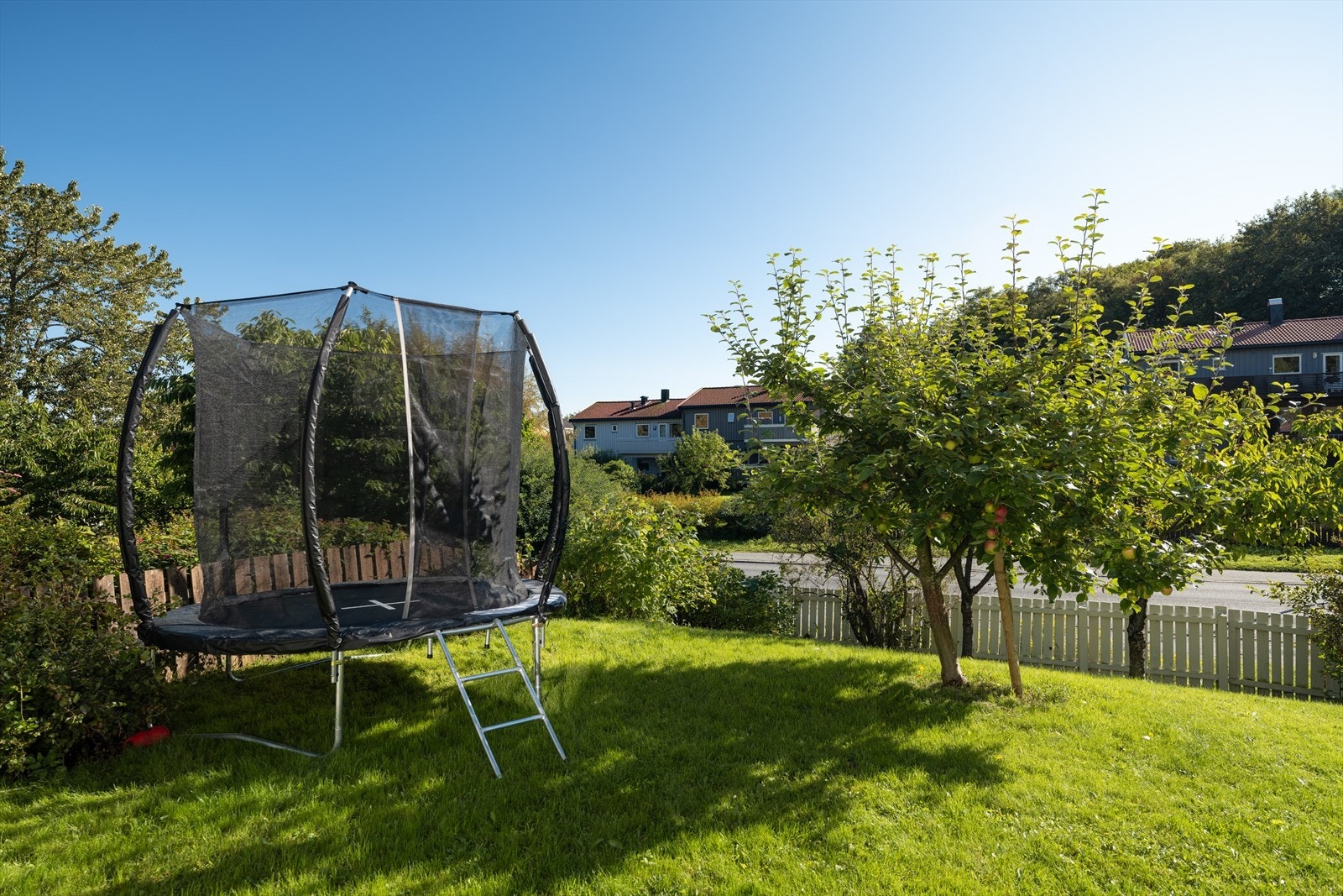 Romslig hage som gir godt med boltreplass for lek og aktiviteter. Galleribilde