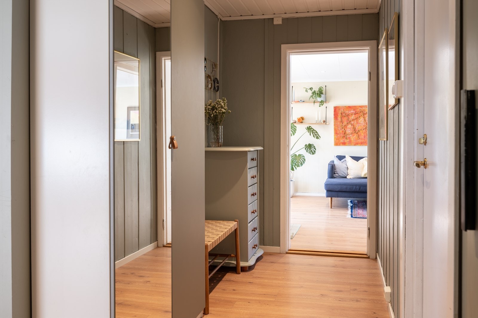 Innbydende entré på 7m², med god plass til ønsket garderobeløsning. Galleribilde