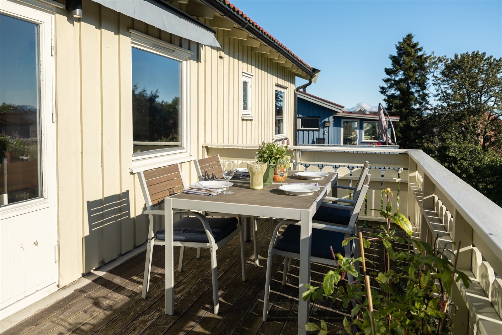 Her får du stor terrasse på 12m². Videre ble det drenert rundt boligen i 2018. Galleribilde