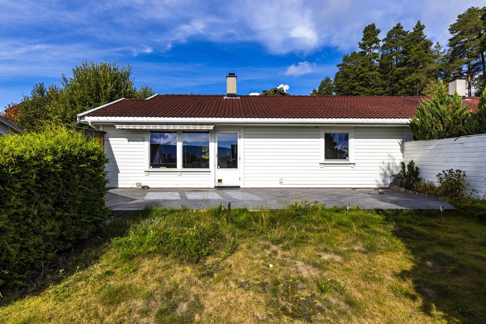 Fra terrassen er det utsyn over hagen og nærområdet. Galleribilde