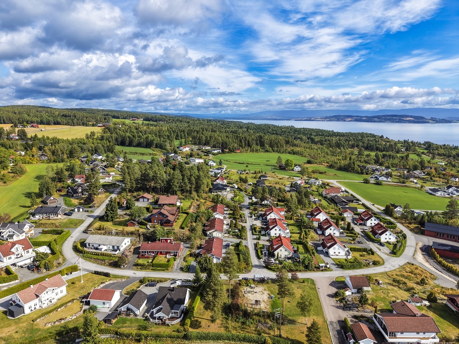 Eiendommen ligger i et etablert og rolig boligområde på Nakkerud i Ringerike. Galleribilde
