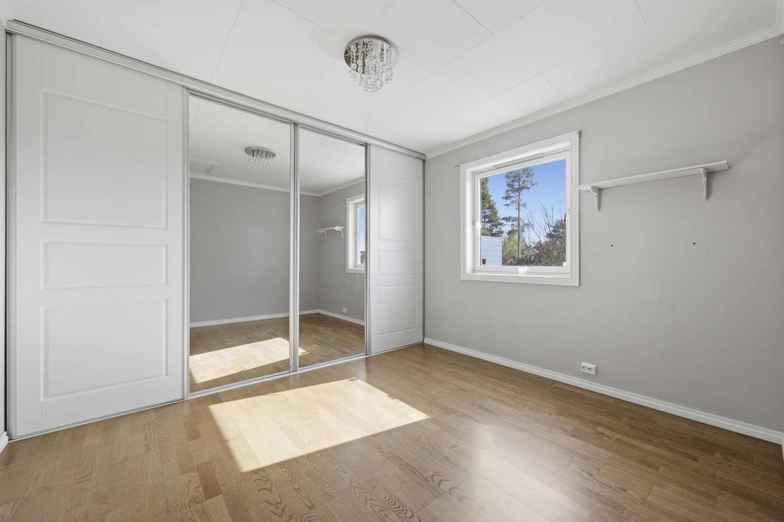 Hovedsoverommet er utstyrt med en romslig skyvedørsgarderobe med speilfronter. Galleribilde