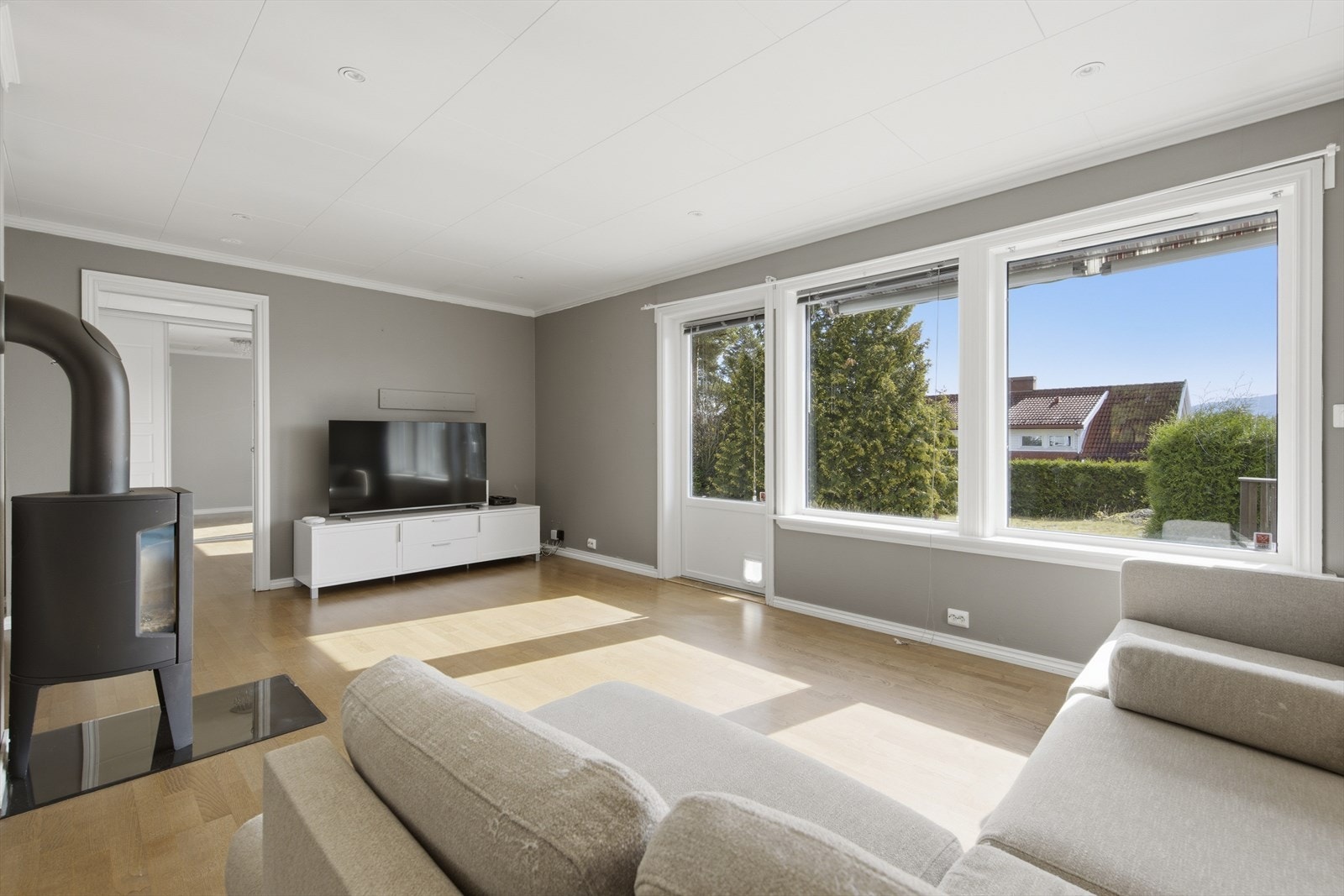 Fra stuen er det direkte utgang til den romslige, flislagte terrassen. Galleribilde
