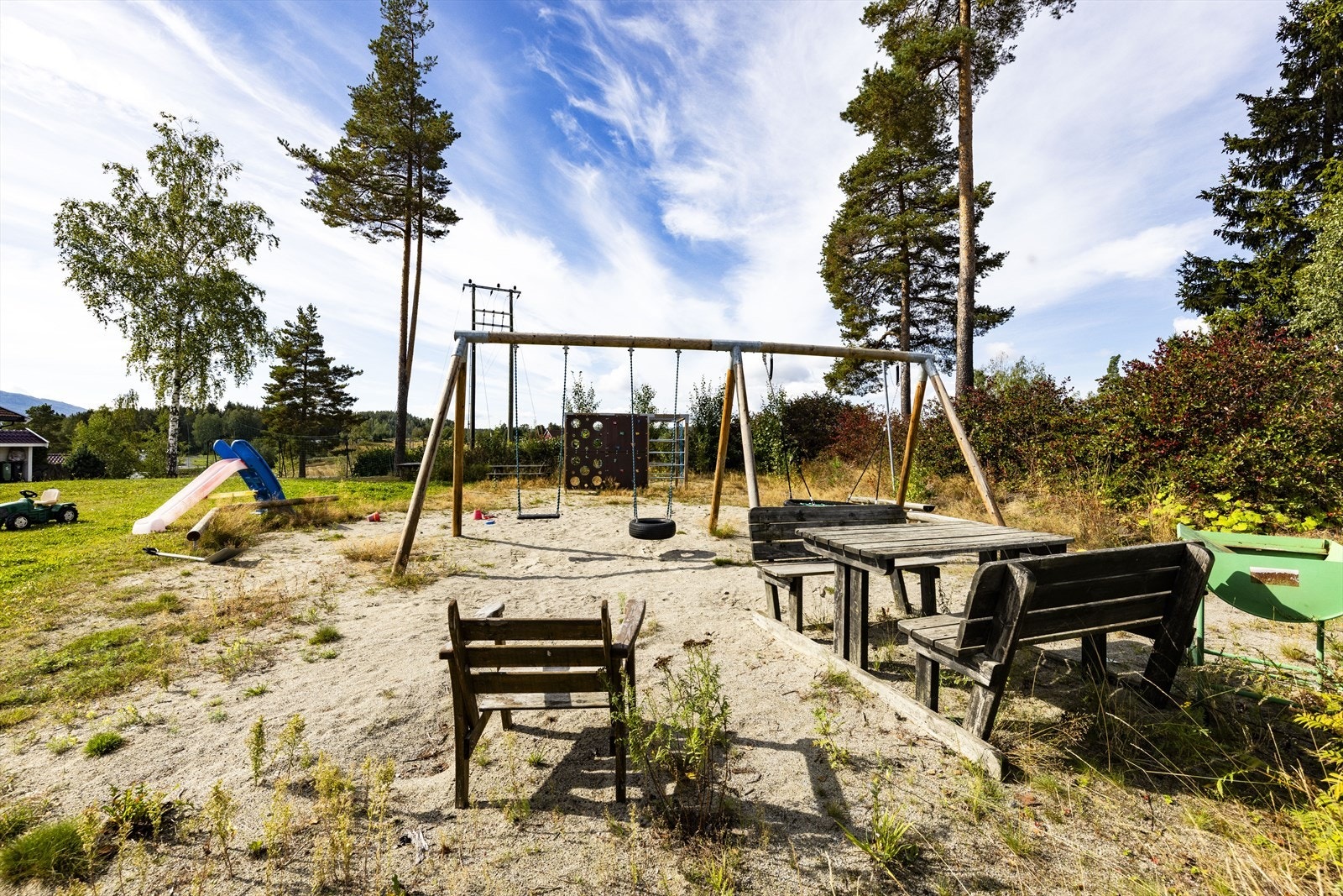 Lekeplass i umiddelbar nærhet, trygt og tilgjengelig for de minste. Galleribilde