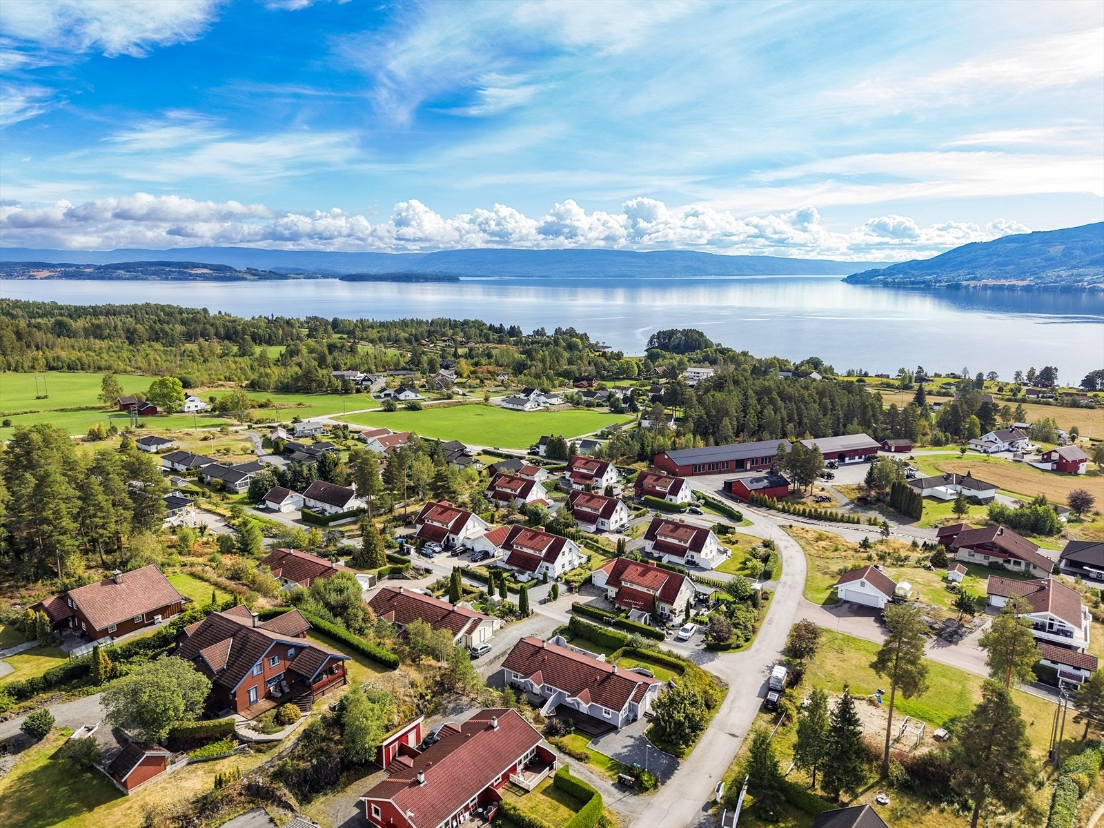 Fra området er det kort vei til Tyrifjorden med bade- og fiskemuligheter. Galleribilde