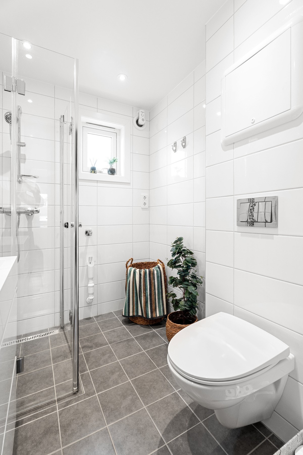 Badet ble oppgradert i regi av borettslaget i 2019 med pene fliser, varmekabler i gulv, dusjhjørne med innsvingbare glassdører, vegghengt toalett og opplegg for vaskemaskin. Galleribilde