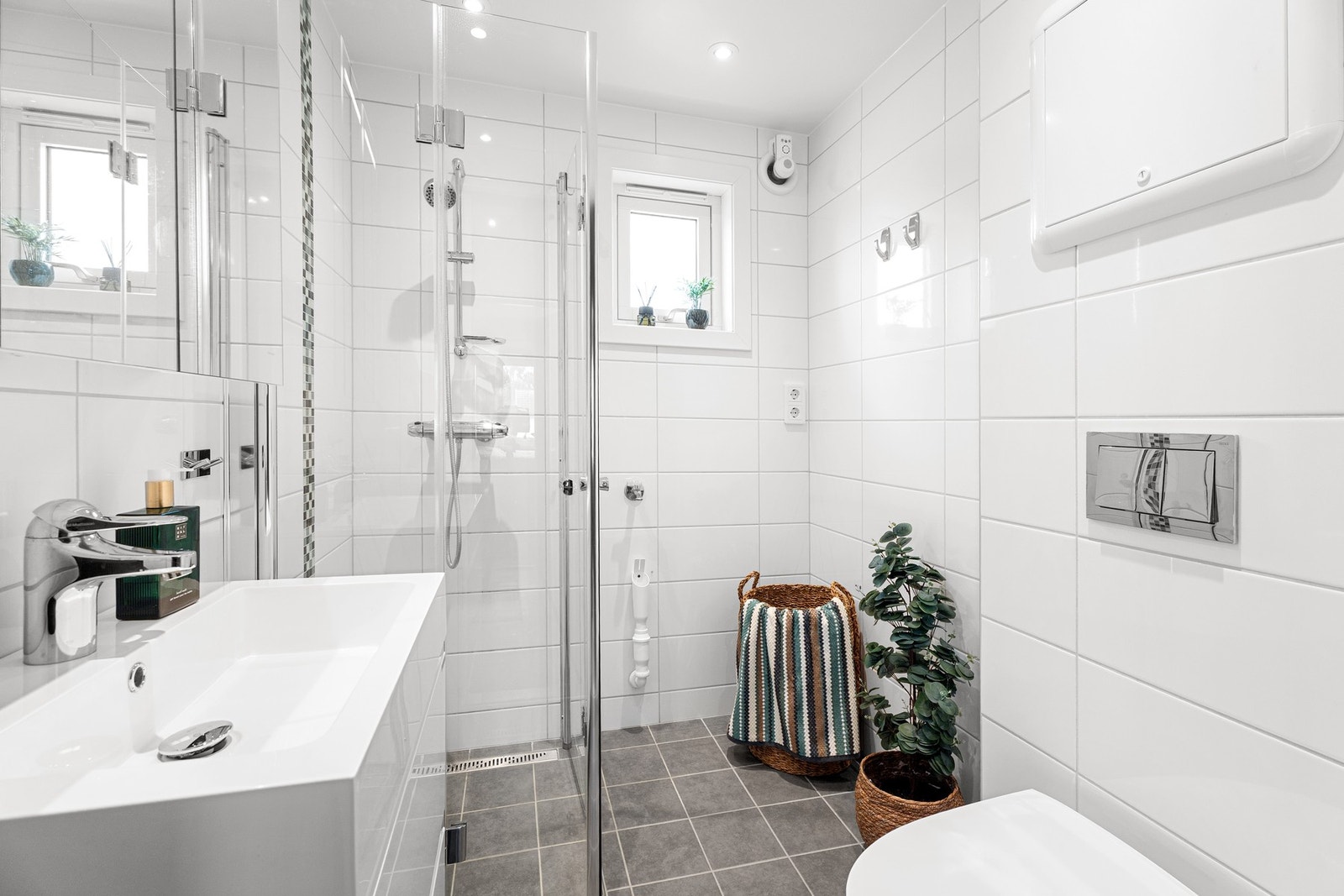 Badet ble oppgradert i regi av borettslaget i 2019 med pene fliser, varmekabler i gulv, dusjhjørne med innsvingbare glassdører, vegghengt toalett og opplegg for vaskemaskin. Galleribilde