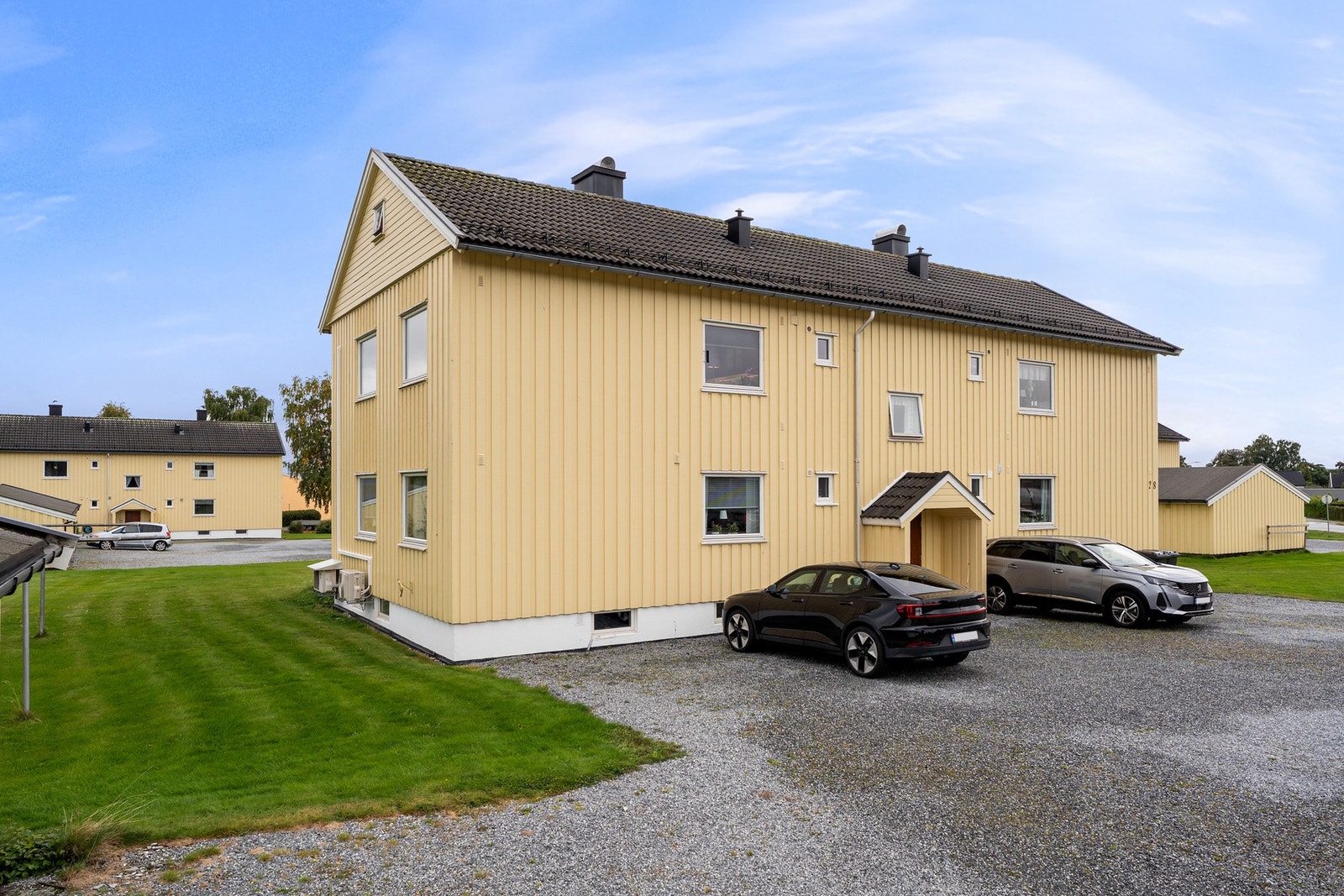 Parkeringsmuligheter på borettslagets felles gårdsplass og i garasje Galleribilde