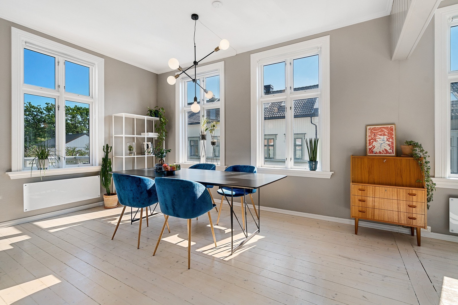 Lys og stor stue med flere nye vinduer! Galleribilde