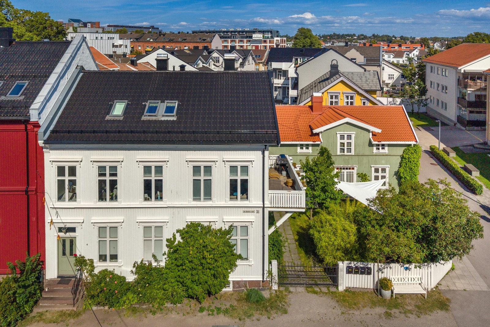 Som tidligere nevnt er taktekkingen på hele bygningen ny, samt nye takvinduer, renner, nedløp m.m. Galleribilde