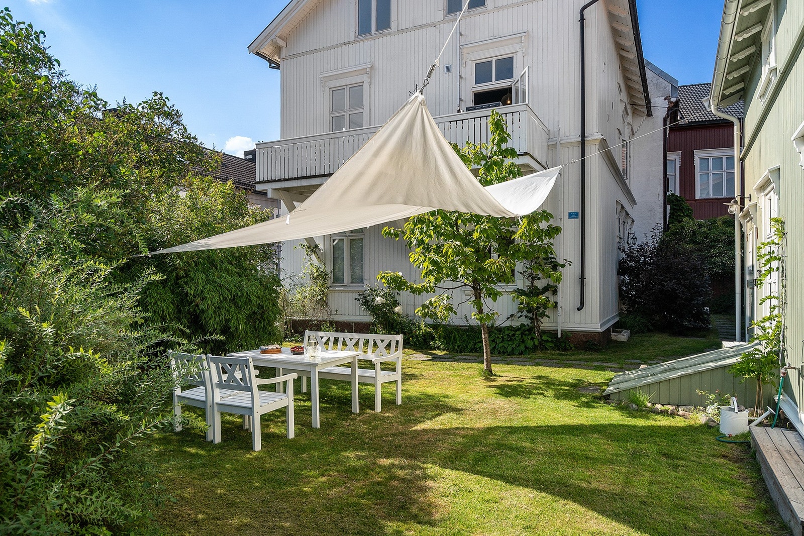 Idyllisk bakgård/hage med solrike uteområder Galleribilde