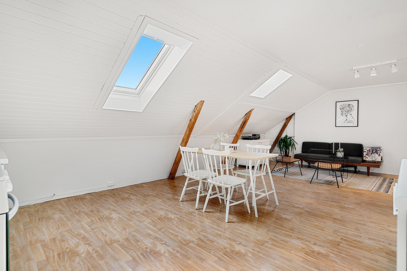 Det er montert nytt overrislingsanlegg i hele seksjonen, samt brannskillere til oppgangen m.m. Galleribilde