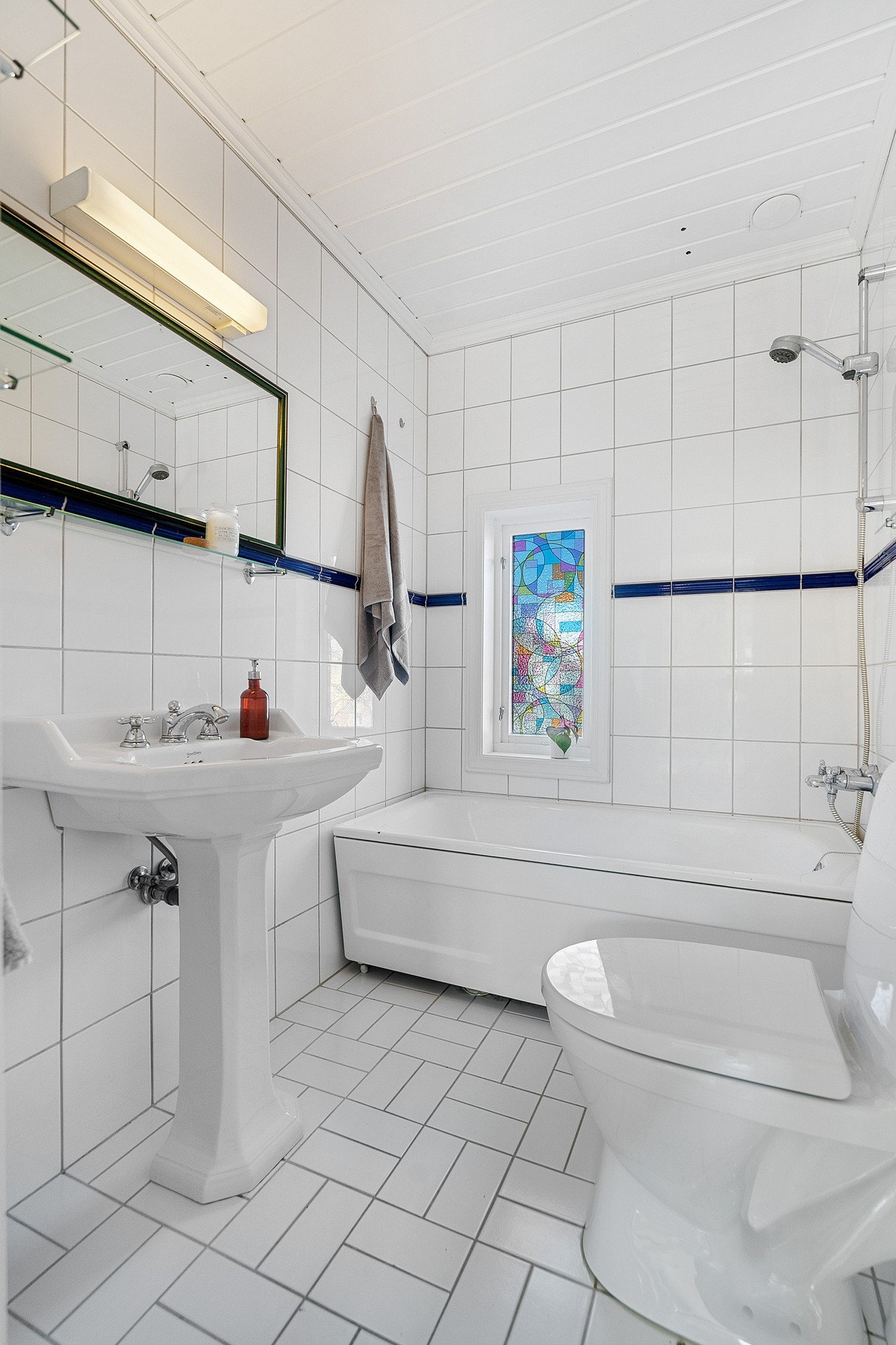 Badet har varme i gulvet og dusjløsning i badekaret Galleribilde