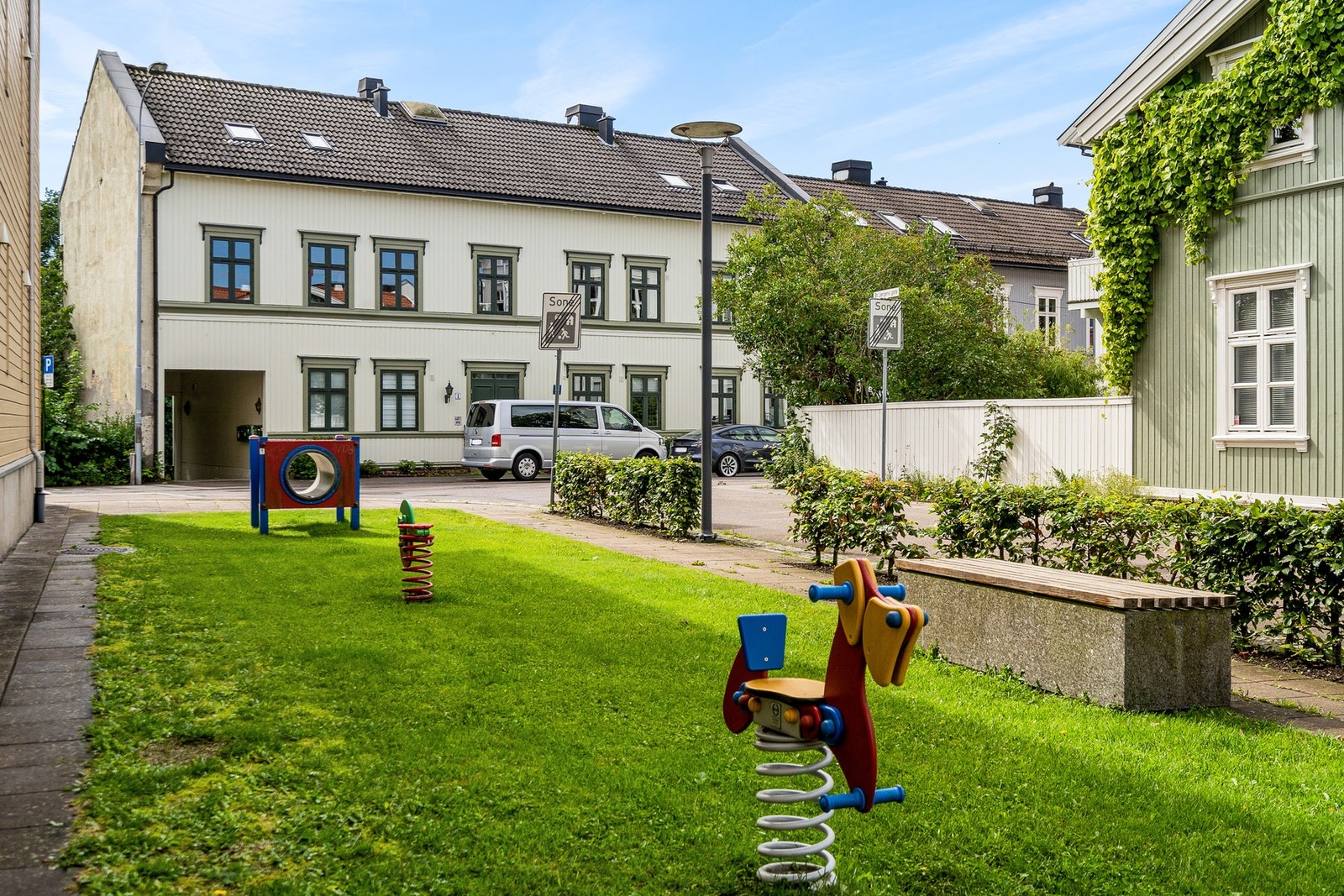 Lekeplass umiddelbart ved eiendommen (eiendommen ligger til høyre i bildet) Galleribilde