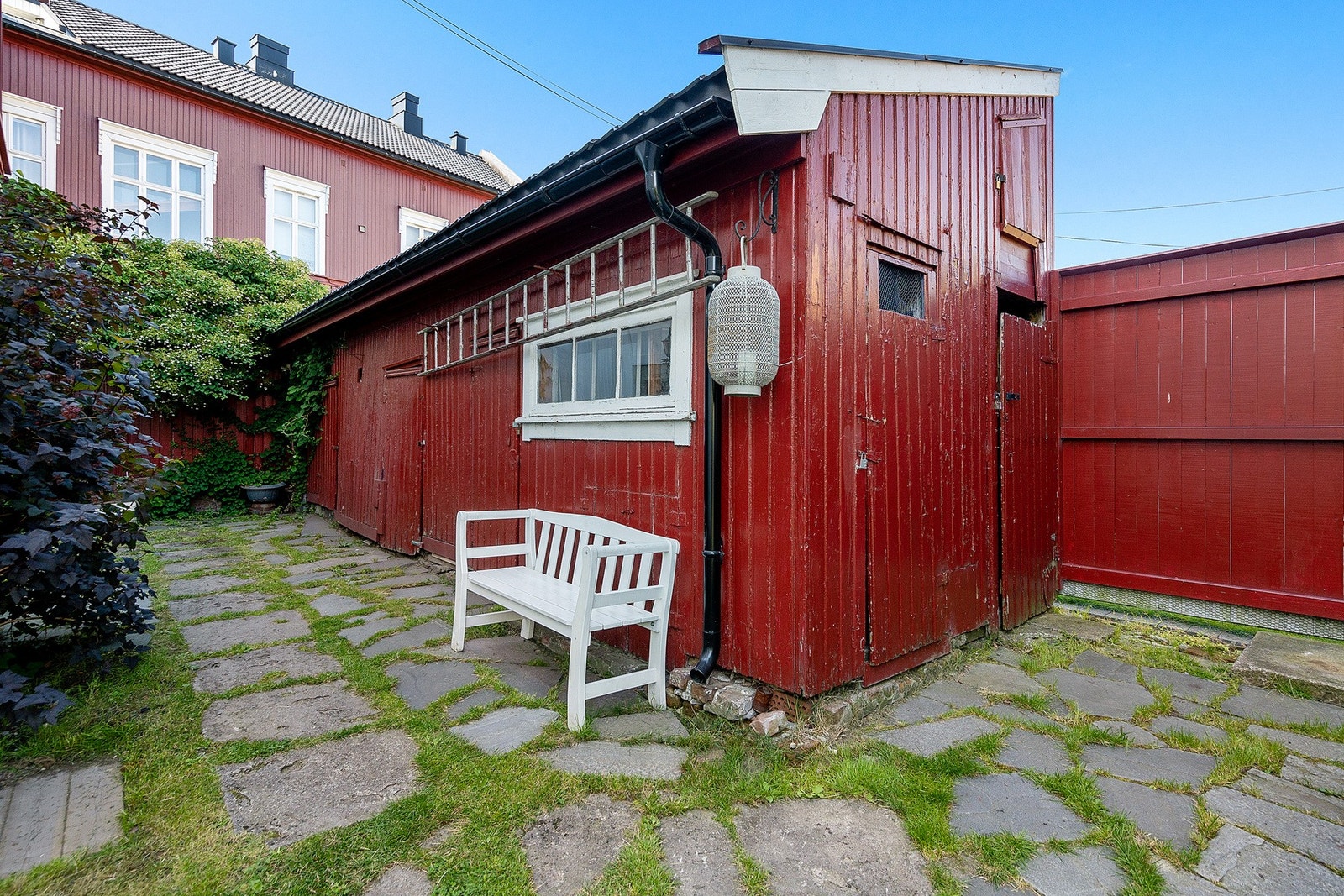 Sjarmerende, eldre boder utvendig hvorav 1 bod tilhører seksjonen Galleribilde