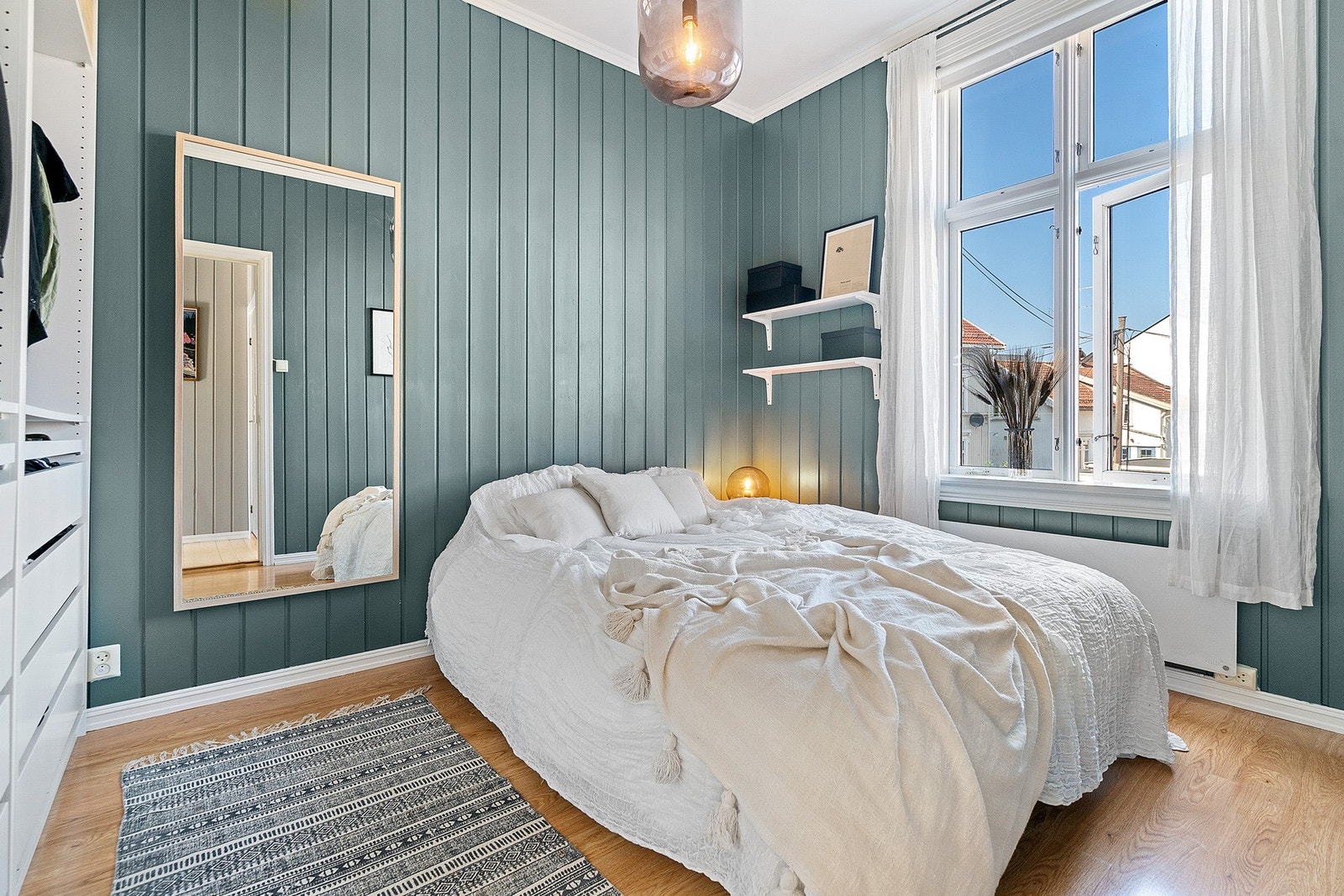 Hovedsoverommet fremstår som lyst og pent med god skapplass Galleribilde