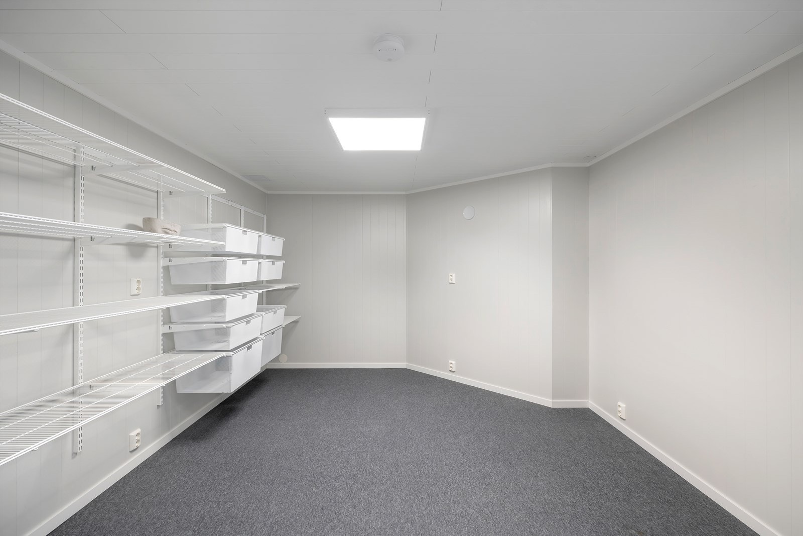 Rikelig med lagringsplass i boder i kjelleren Galleribilde