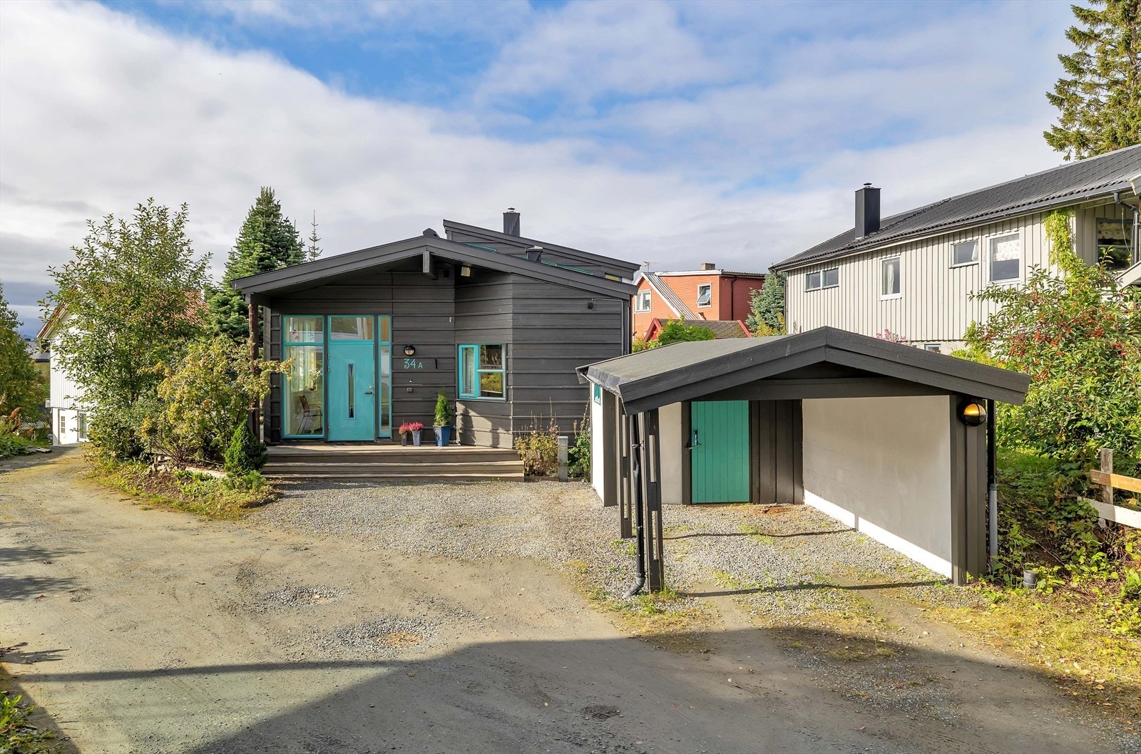 Parkering i boligens carport og på boligens tomt Galleribilde