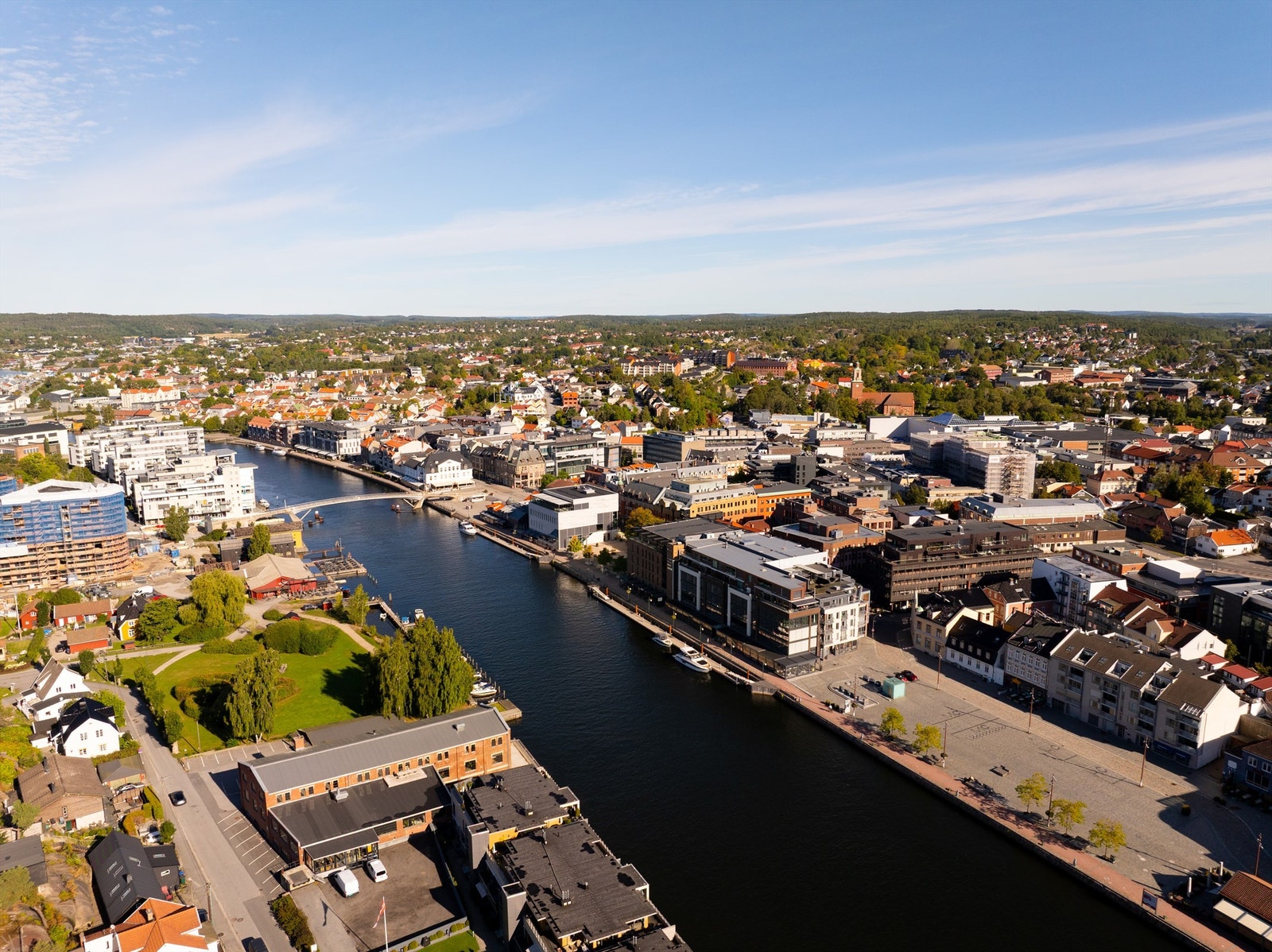I sentrum eksisterer et bredt utvalg av spisesteder og kulturelle tilbud. Flere finnes i umiddelbar nærhet av leiligheten. Galleribilde