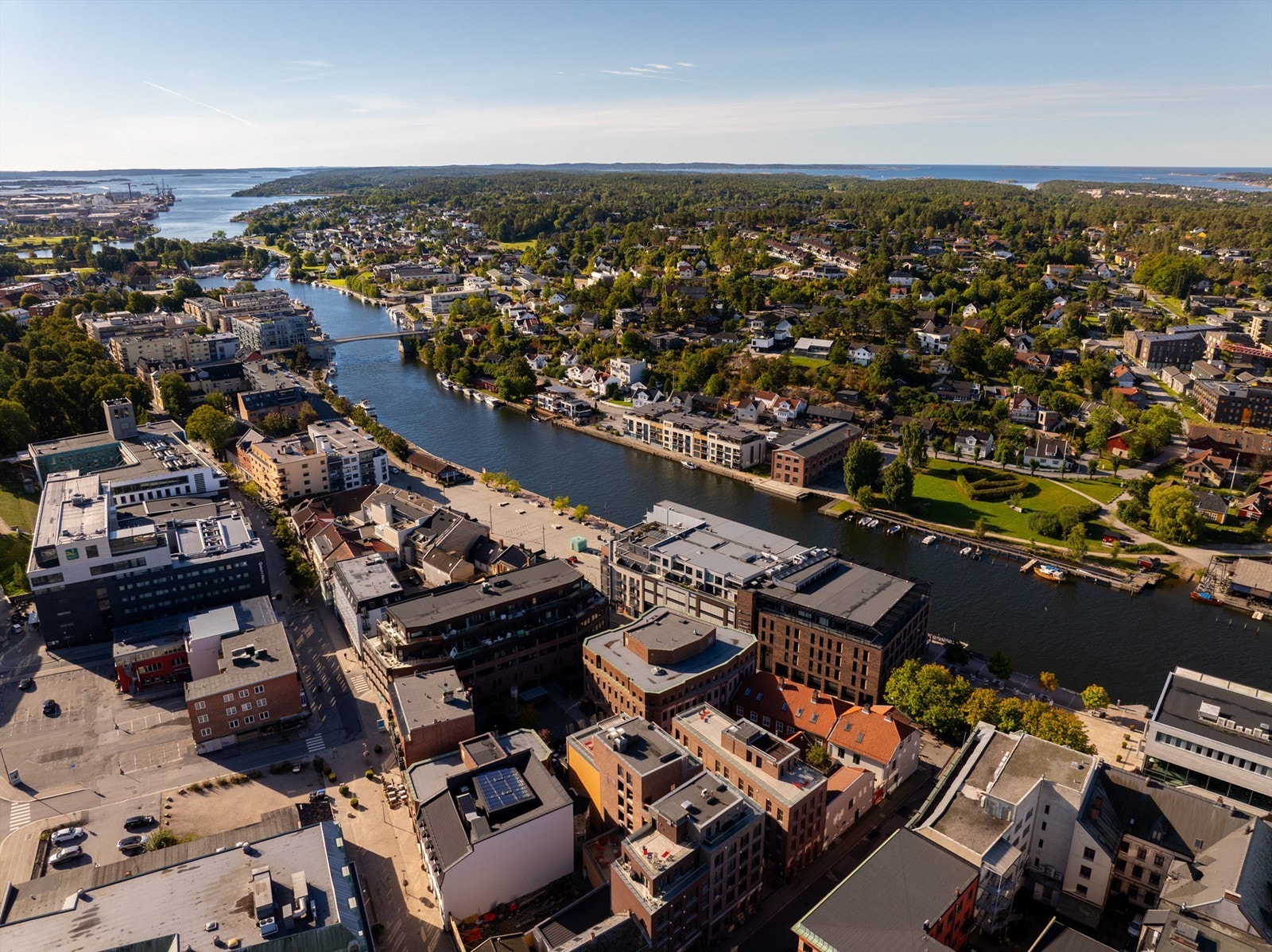 Med byens meget funksjonelle og gratis fergetilbud kan du enkelt forflytte deg til Østsiden eller til Gressvik og Åle i Onsøy. Galleribilde
