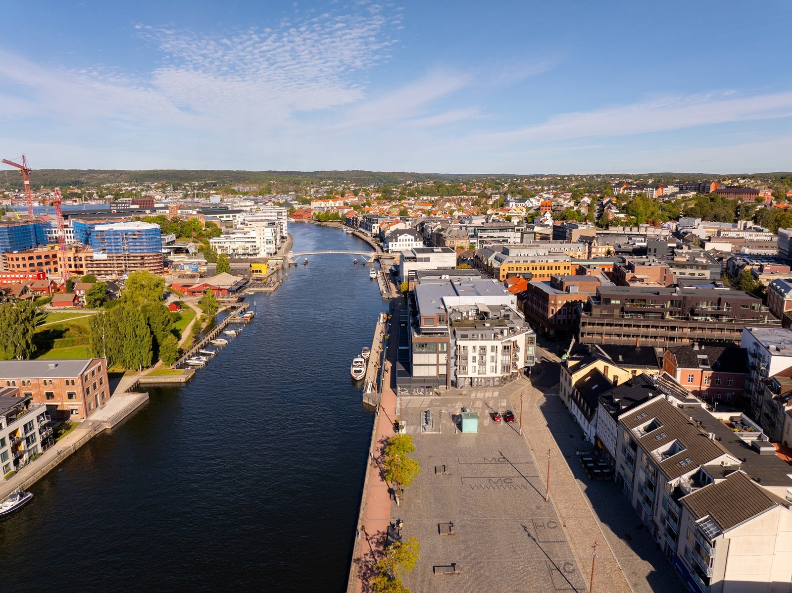 Via Bryggepassasjen går du rett ut på promenaden hvor det er yrende liv sommerstid. Leiligheten ligger på motsatt side. Galleribilde