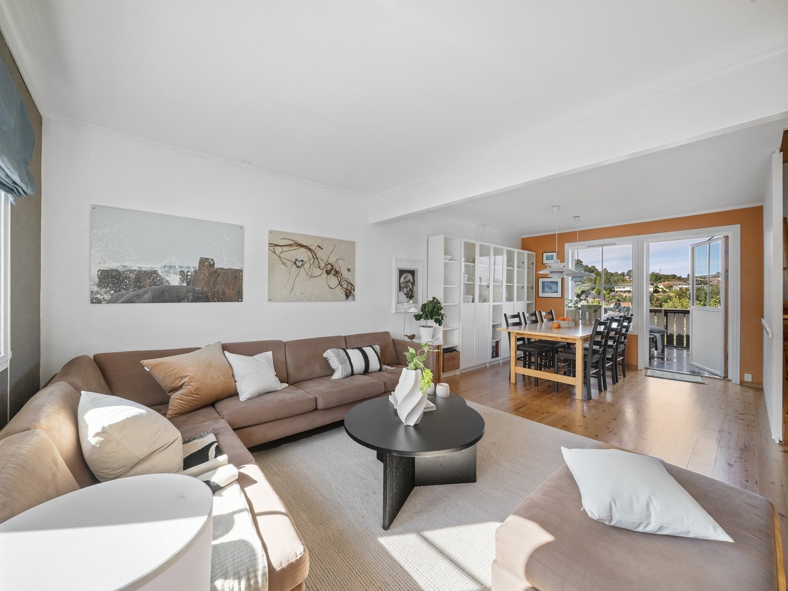 Det er god plass i stue til å innrede med sofagruppe og stort spisebord der en kan dekke til mange gjester. Galleribilde