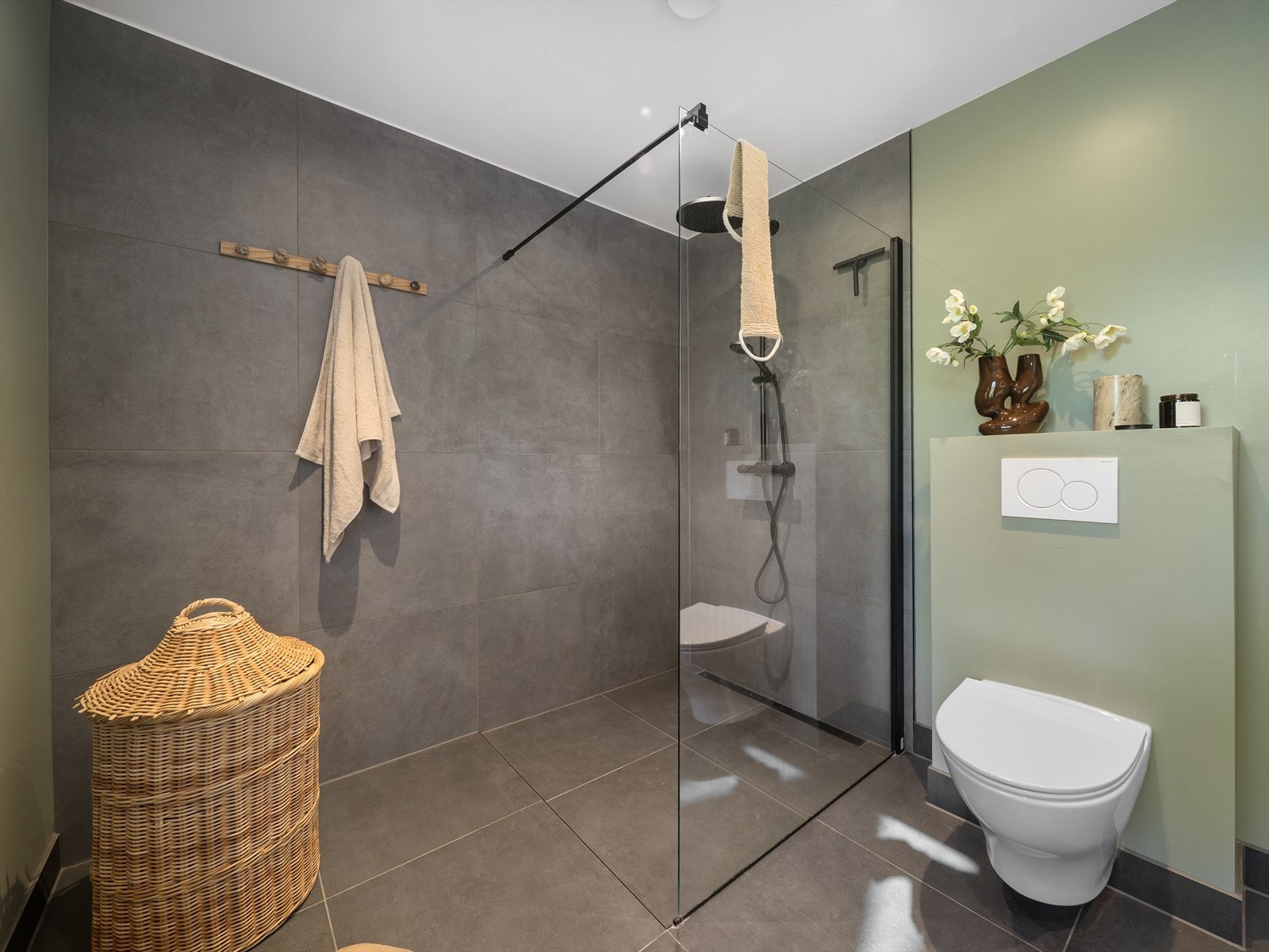Badet ble renovert i 2021 med nye 60x60 fliser på gulv og på vegg i dusj. Galleribilde