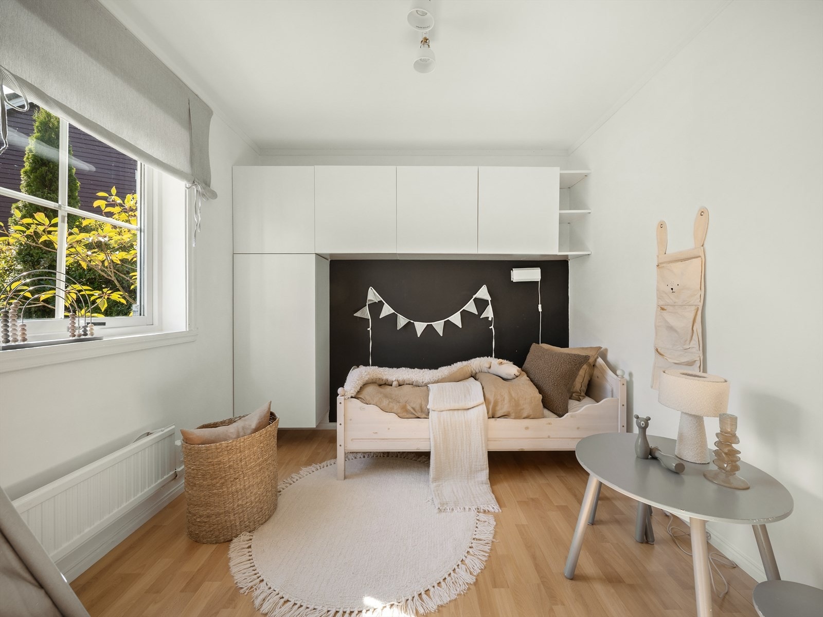 Lyst og romslig soverom som passer perfekt til barnerom/ungdomsrom. Her der det god plass til å innrede med seng, nattbord og skrivepult. Galleribilde