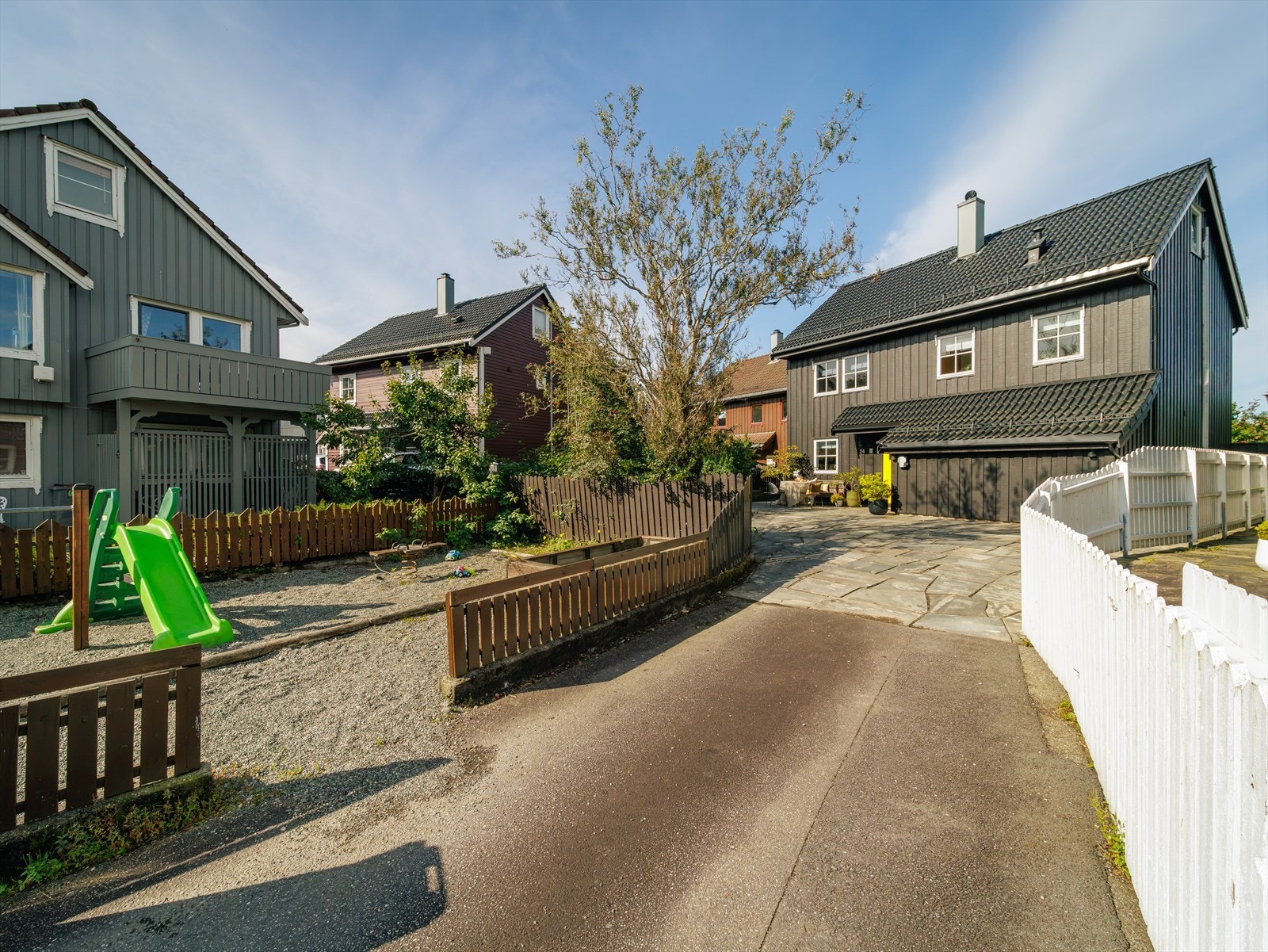 Hyggelig nabolag med felles lekeplass i gatetunet. Galleribilde
