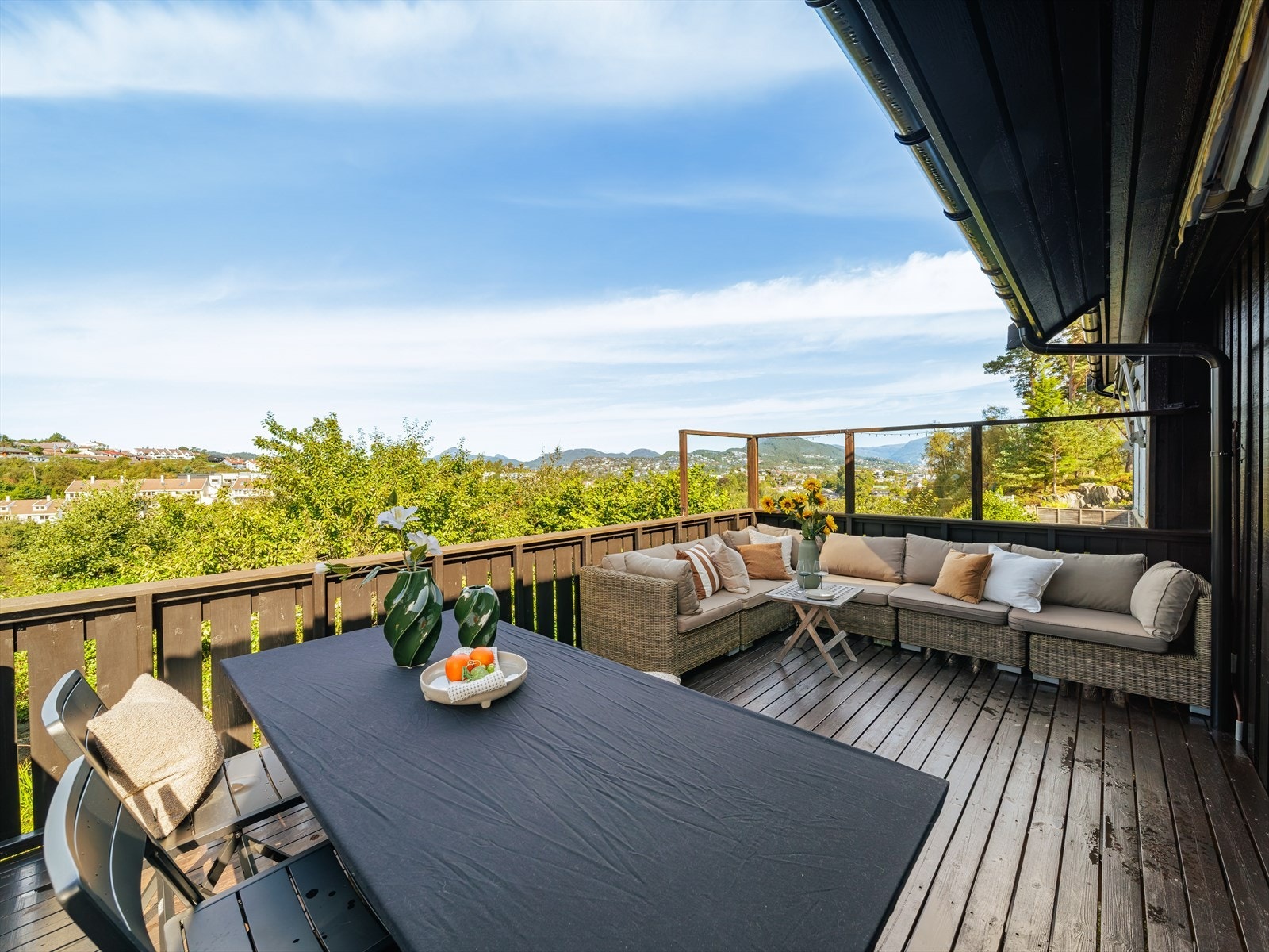 Fra stue er det utgang til stor terrasse med nydelig utsikt og gode solforhold. Galleribilde
