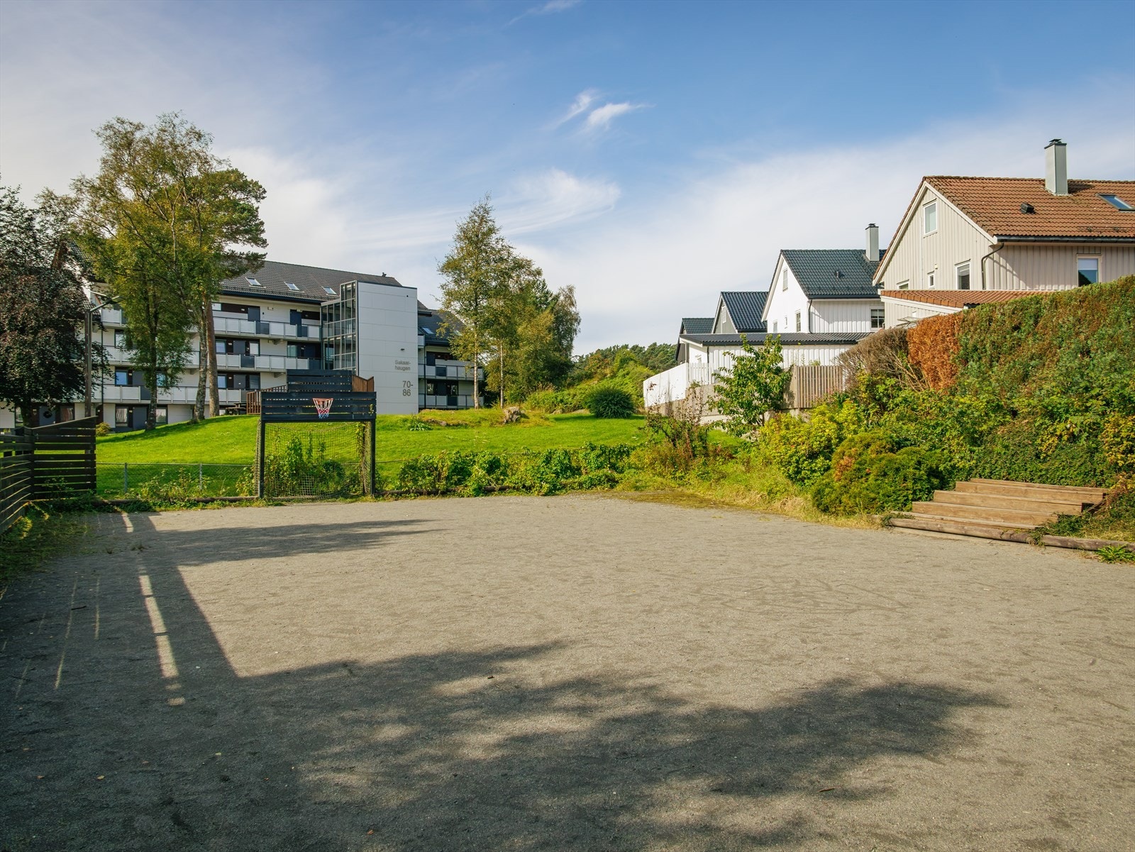 Huseierforeningen har både lekeplass og ballplass som ligger skjermet til. Galleribilde