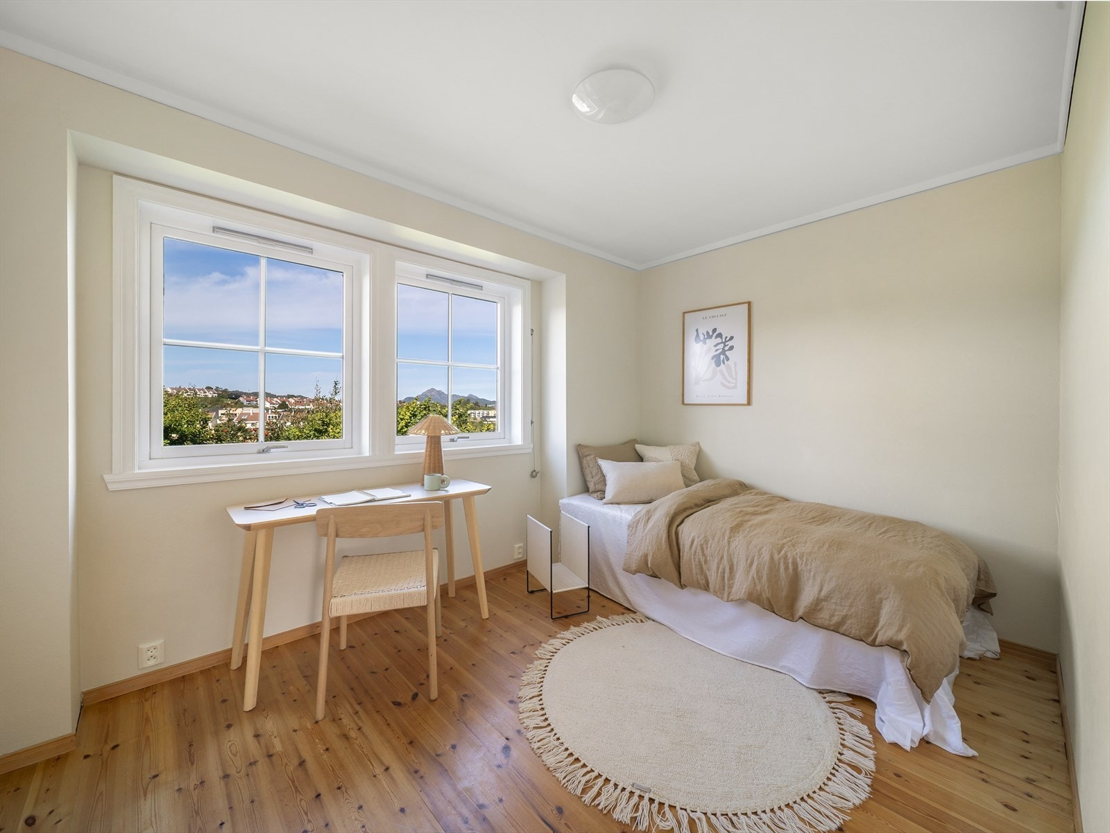Lyst og romslig soverom med plass til å innrede med seng, nattbord og skrivepult. Galleribilde