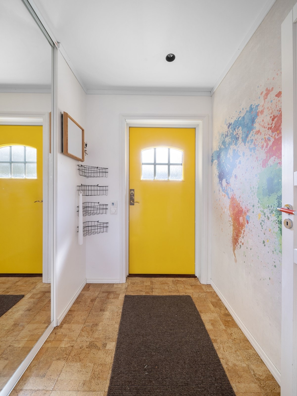 Lys entre med skyvedørsgarderobe for yttertøy og sko. Galleribilde