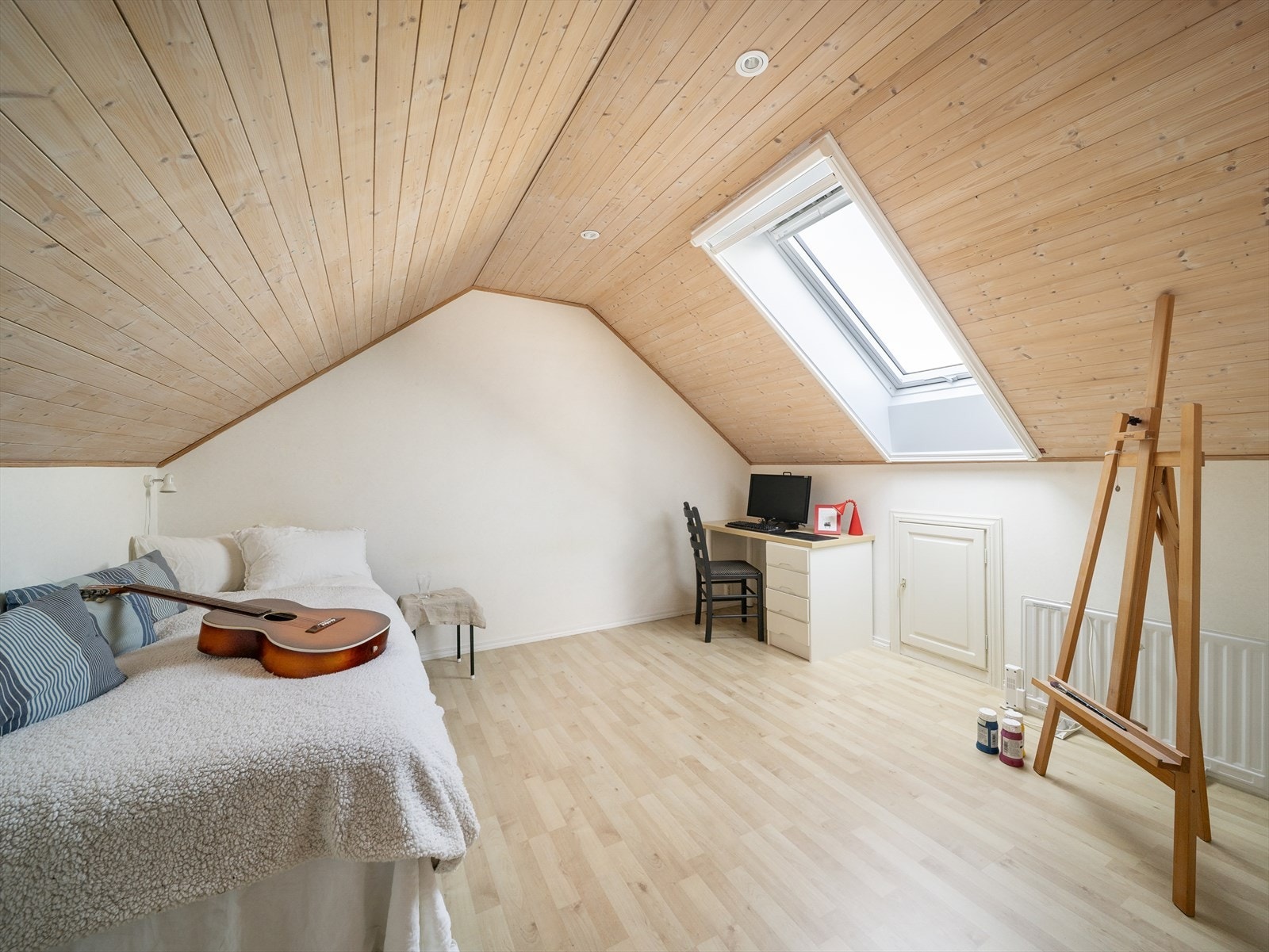 Romslig soverom med god plass til å innrede med stor seng, nattbord og skrivepult. Galleribilde