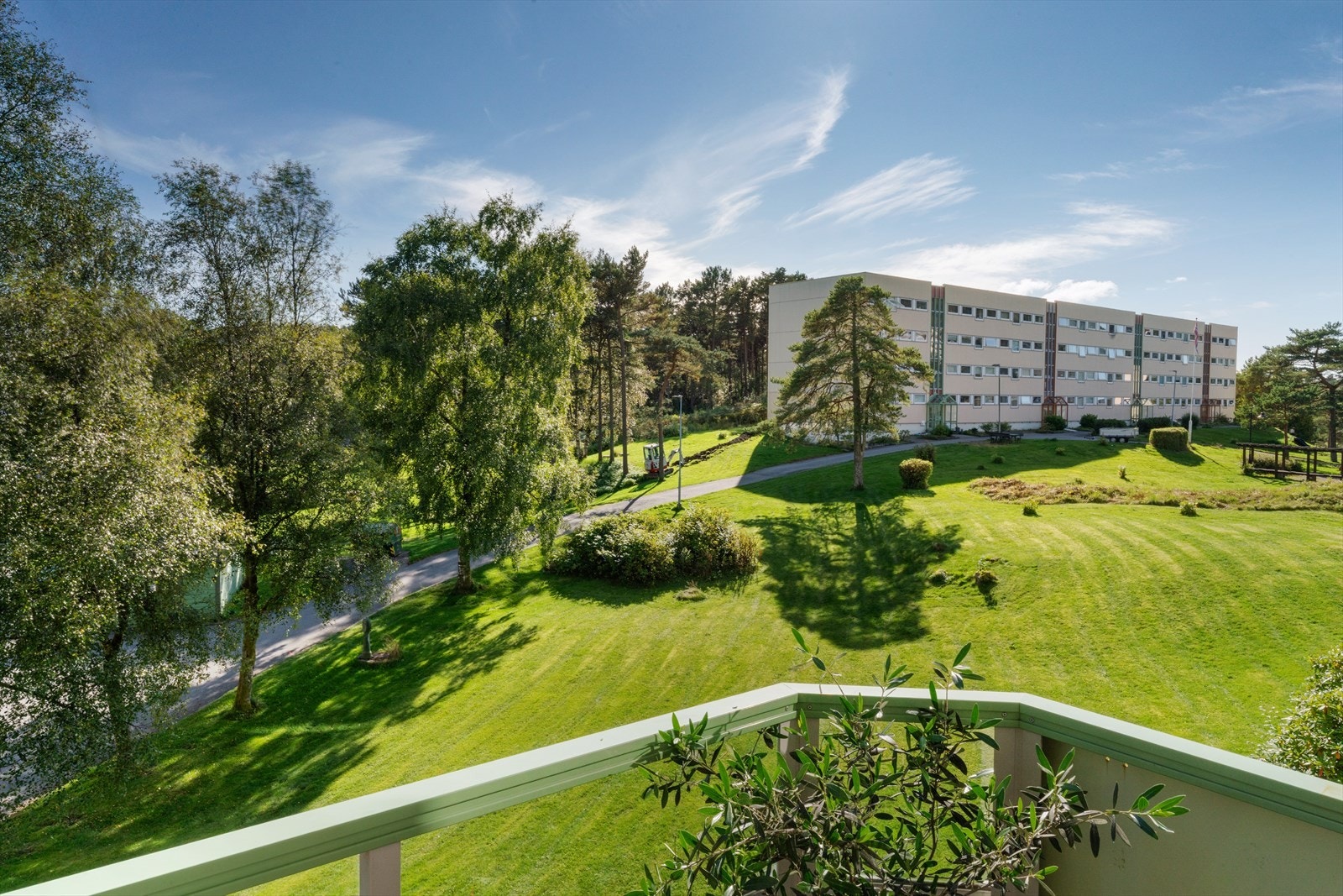 - Balkongen er vendt mot borettslagets grønne fellesarealer - Galleribilde