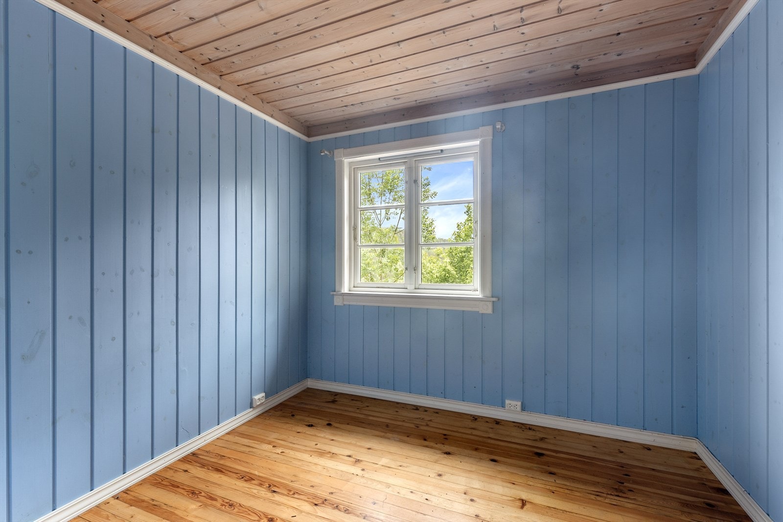 Boligen har to soverom. Vegger og tak har panel, og gulvet er i furu. Galleribilde