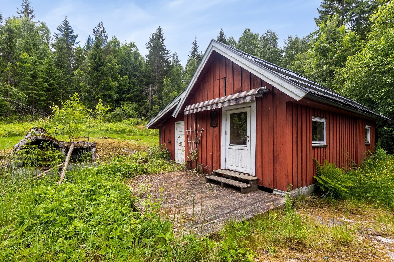 Frittliggende uthus på 25 m² som gir rikelig med lagringsplass. Galleribilde