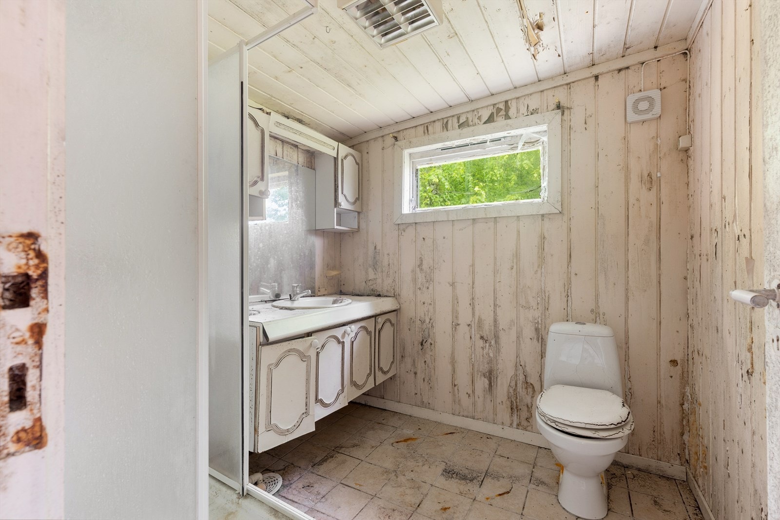 Badet er utstyrt med servant, toalett og dusjkabinett. Galleribilde